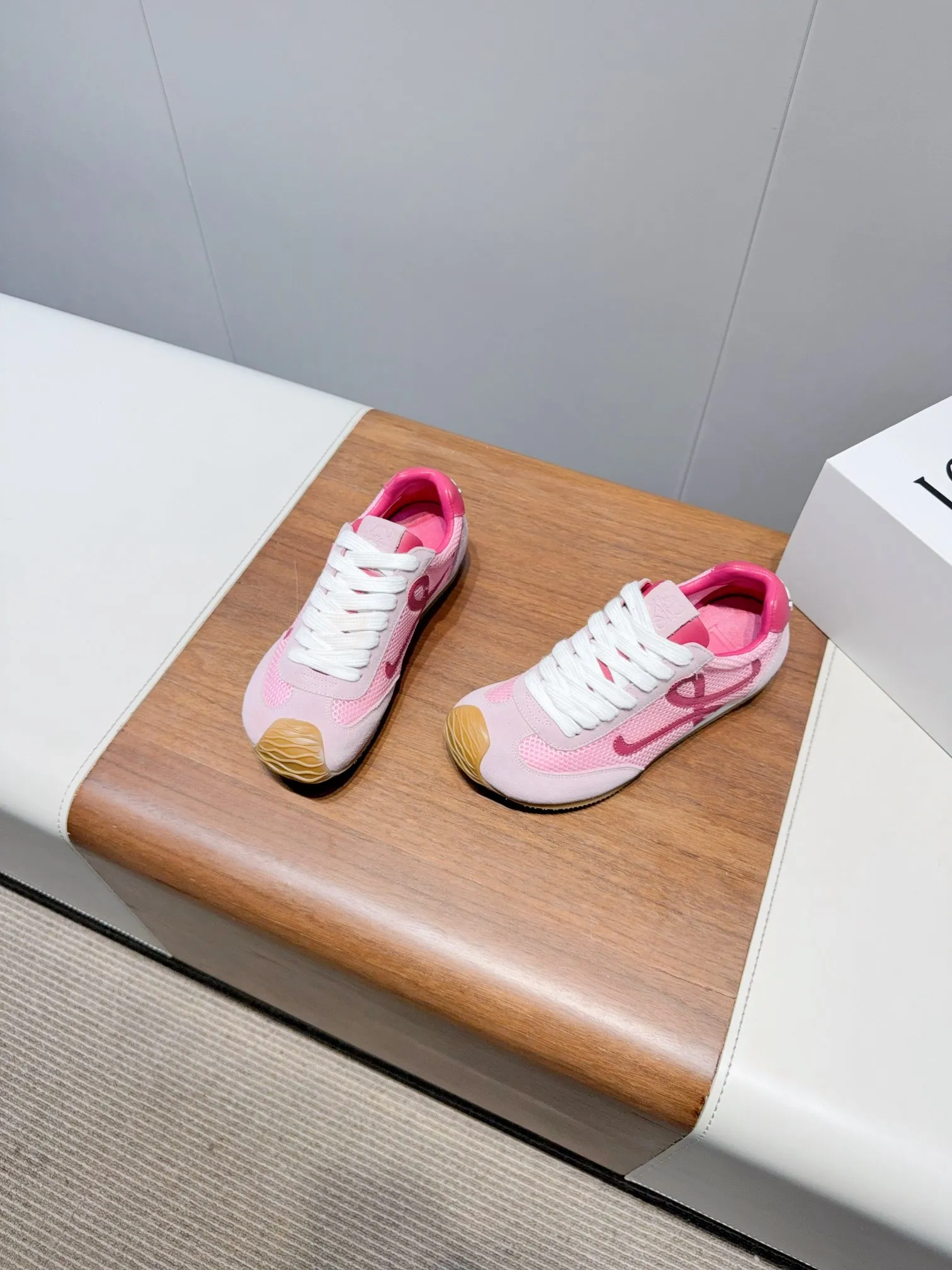 👟👟Ex-factory price 560👟👟 Loewe LOEW- 2025 mesh moral training shoes Super awesome Asymmetric toe shape, as LOEWE's signature design Super soft, lightweight and flexible sole, new wave texture rubber outsole, extending to the toe, upgraded soft leather lining and footbed to provide maximum comfort, 3D injection molded rubber LOEWE logo on the heel Fully open mold matching material Size: 35-40 (custom-made for 40 women, non-refundable)